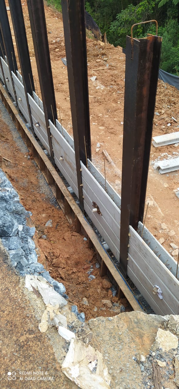 Contenção através de muro com instalação de perfil metálico atirantado