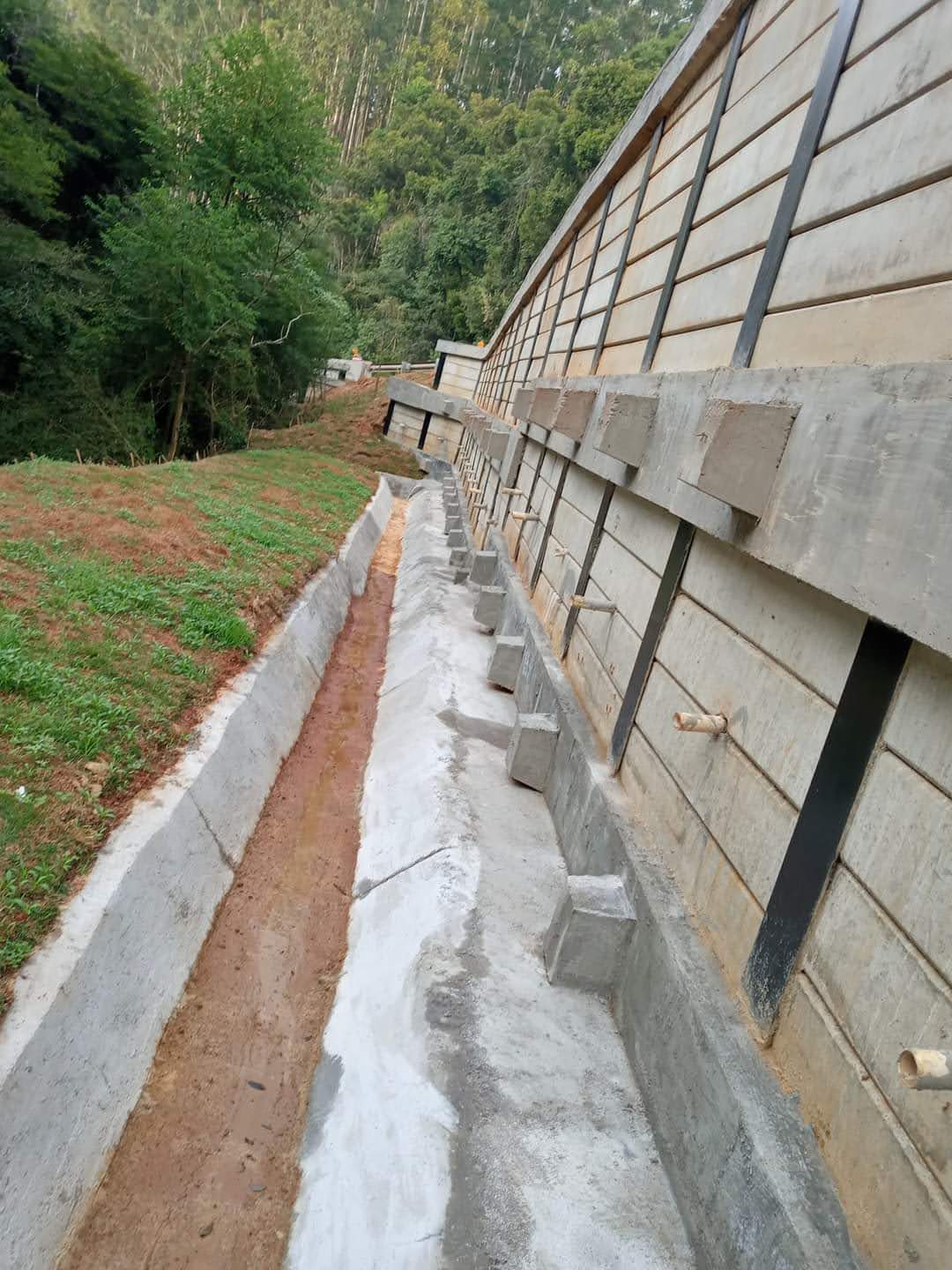 Contenção através de muro com instalação de perfil metálico atirantado