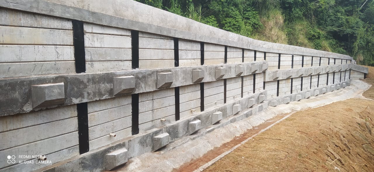 Contenção através de muro com instalação de perfil metálico atirantado