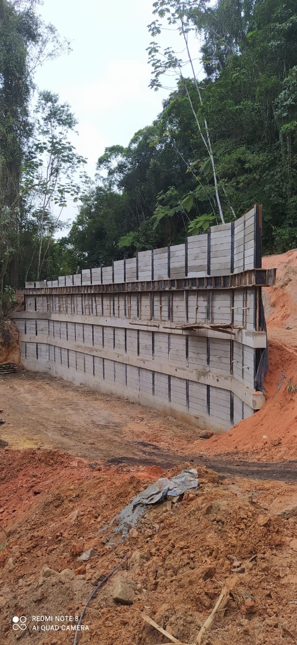 Contenção através de muro com instalação de perfil metálico atirantado