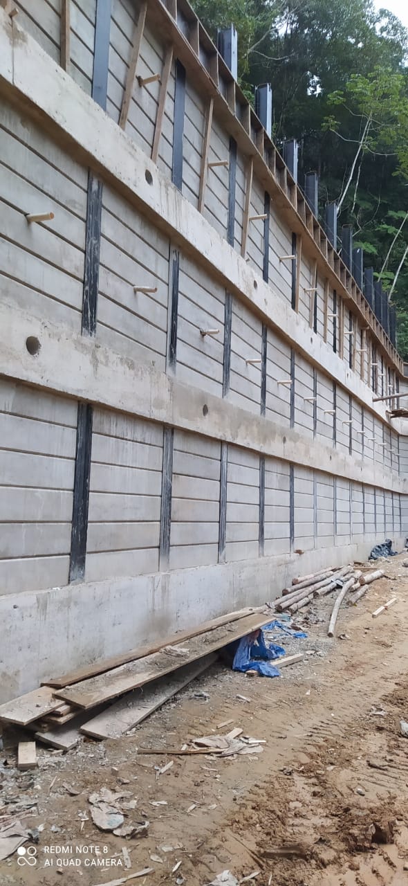 Contenção através de muro com instalação de perfil metálico atirantado