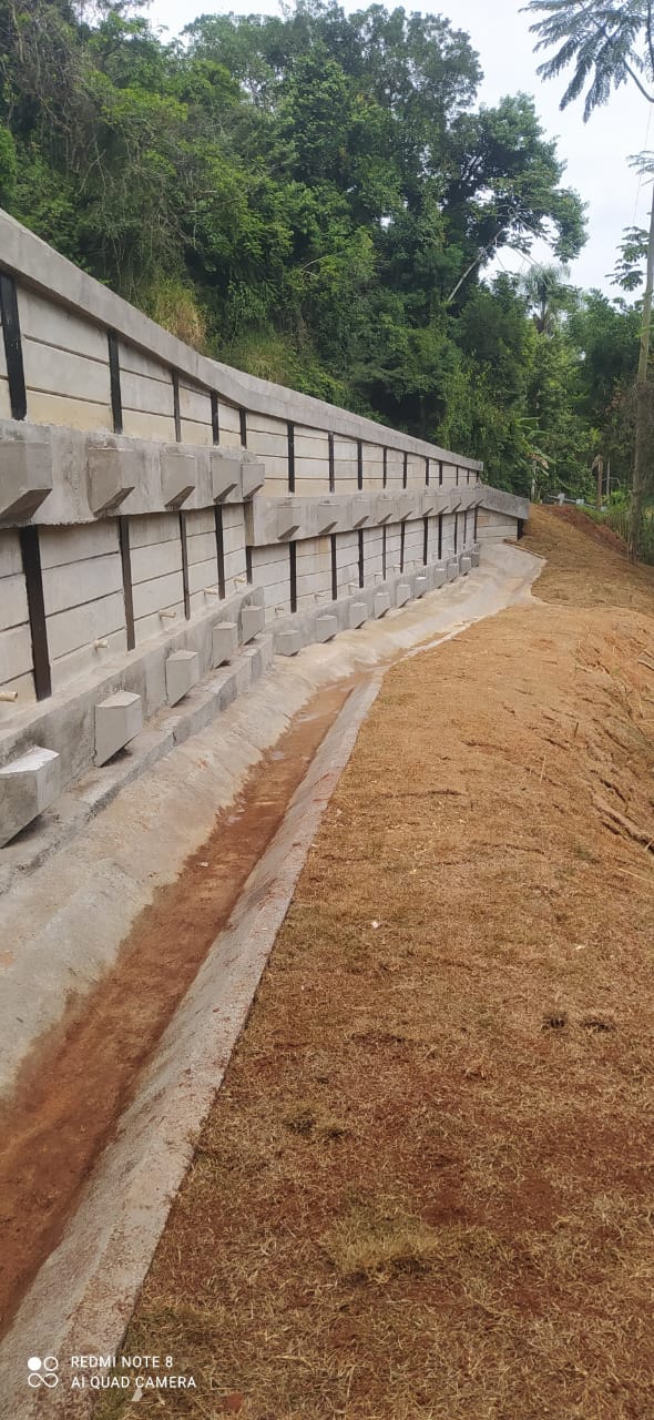 Contenção através de muro com instalação de perfil metálico atirantado