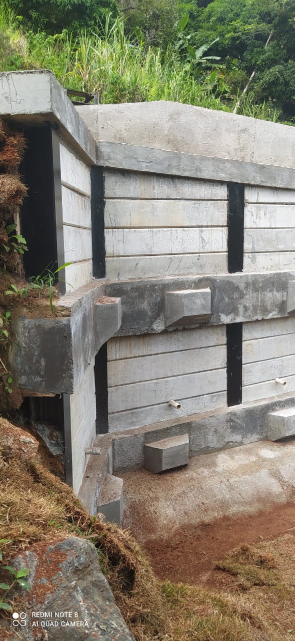 Contenção através de muro com instalação de perfil metálico atirantado
