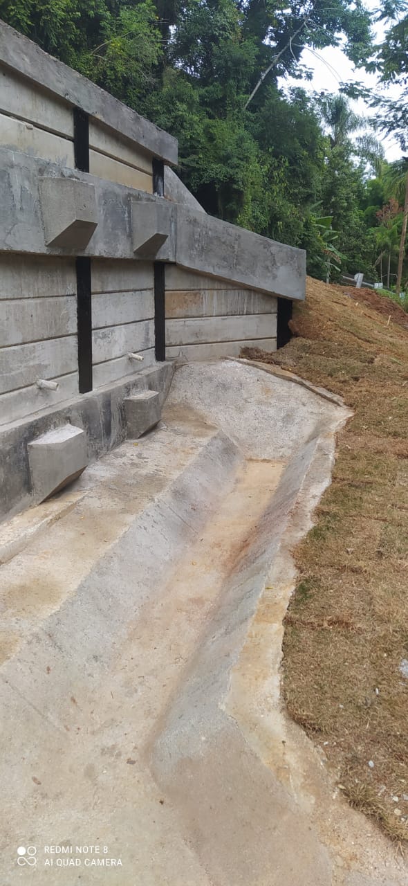Contenção através de muro com instalação de perfil metálico atirantado