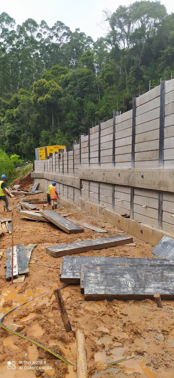 Contenção através de muro com instalação de perfil metálico atirantado