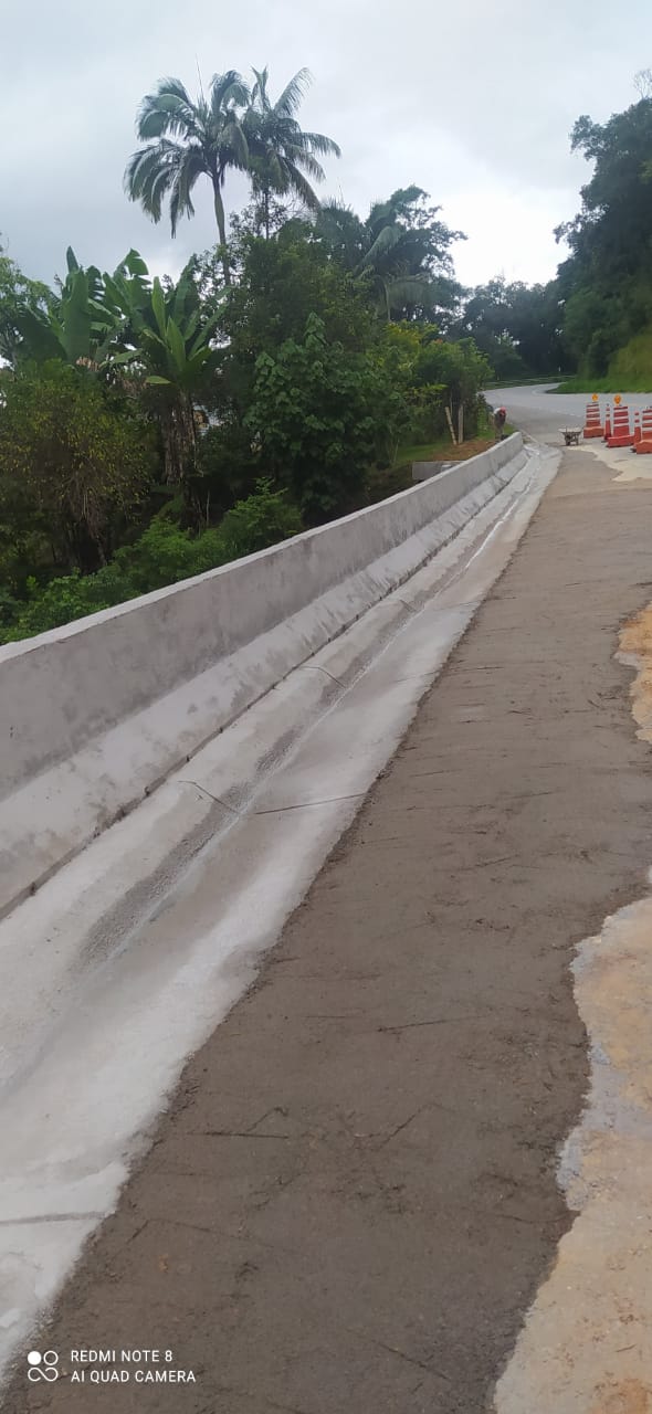 Execução de barreira de concreto tipo New Jersey