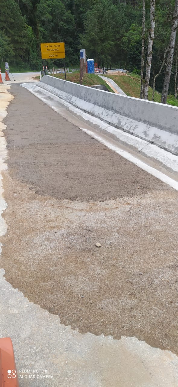 Execução de barreira de concreto tipo New Jersey