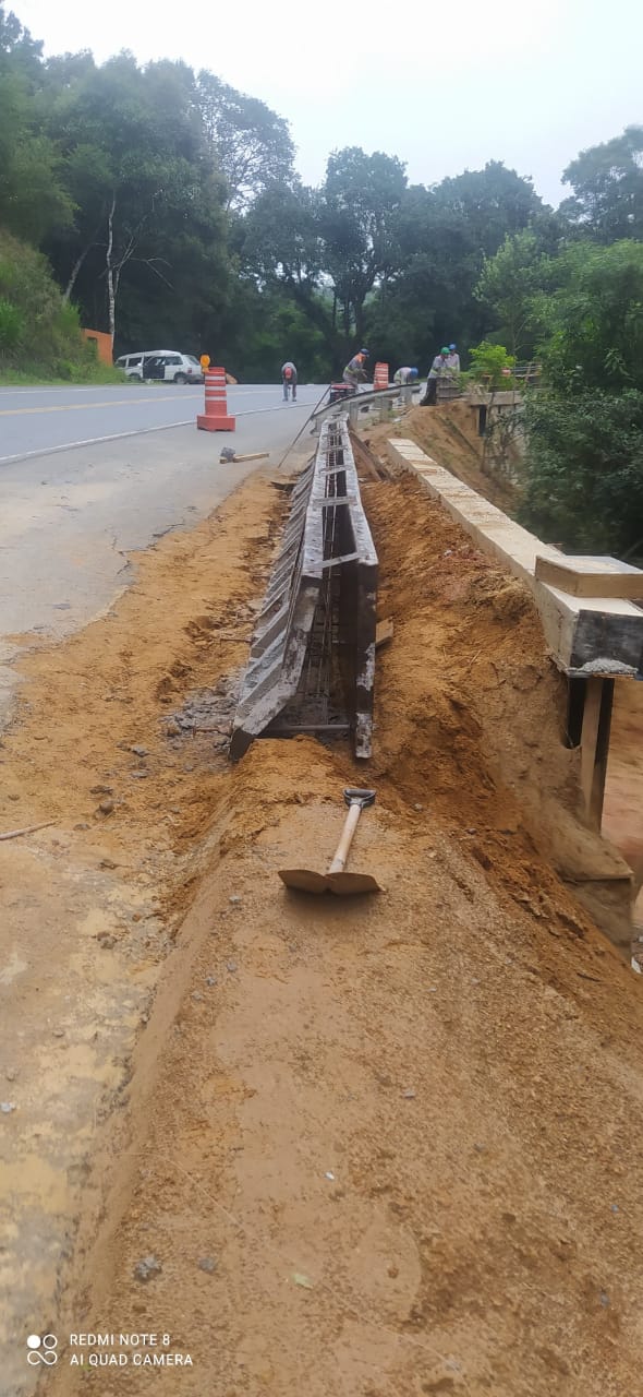 Execução de barreira de concreto tipo New Jersey