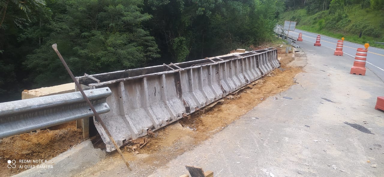 Execução de barreira de concreto tipo New Jersey