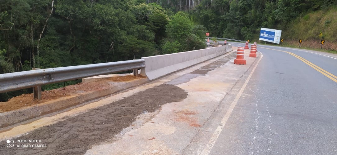 Execução de barreira de concreto tipo New Jersey